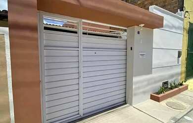 Imagem: A casa possui 2 Dormitórios, 1 Banheiro, 1 Vaga na garagem