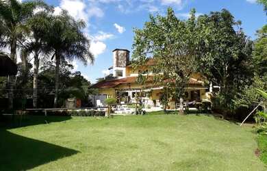 Imagem: A casa possui 5 Dormitórios, 5 Banheiros, 5 Vagas na garagem