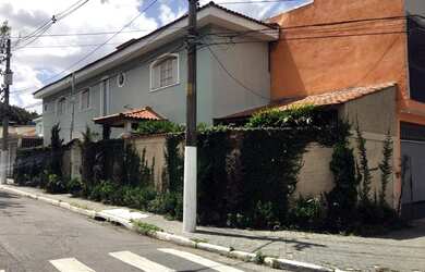 Imagem: A casa possui 3 Dormitórios, 1 Banheiro, 2 Vagas na garagem