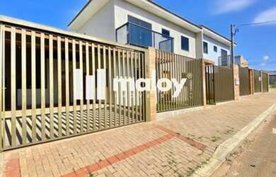 Imagem: A casa possui 2 Dormitórios, 2 Banheiros, 2 Vagas na garagem