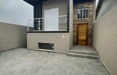 Imagem: A casa possui 3 Dormitórios, 1 Banheiro, 2 Vagas na garagem