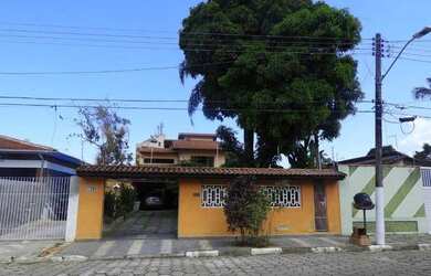 Imagem: A casa possui 5 Dormitórios, 5 Banheiros, 3 Vagas na garagem