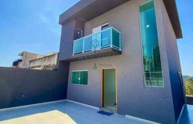 Imagem: A casa possui 3 Dormitórios, 1 Banheiro, 2 Vagas na garagem