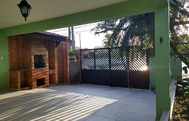 Imagem: A casa possui 4 Dormitórios, 3 Banheiros, 4 Vagas na garagem