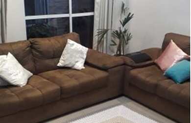 Imagem: A casa possui 3 Dormitórios, 1 Banheiro, 2 Vagas na garagem