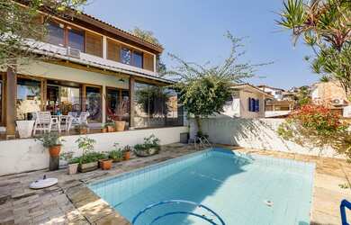 Imagem: A casa possui 3 Dormitórios, 3 Banheiros, 2 Vagas na garagem