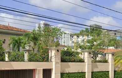 Imagem: A casa possui 4 Dormitórios, 5 Banheiros, 350m² de Área e