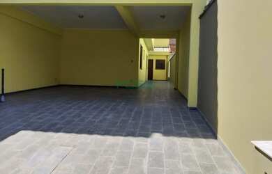 Imagem: A casa possui 3 Dormitórios, 3 Banheiros, 4 Vagas na garagem