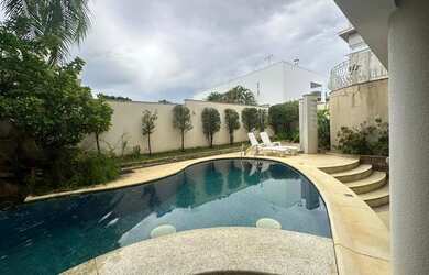 Imagem: A casa em condomínio possui 4 Dormitórios, 5 Banheiros, 4