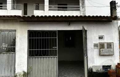 Imagem: A casa possui 2 Dormitórios, 1 Banheiro, 2 Vagas na garagem