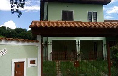 Imagem: A casa possui 4 Dormitórios, 3 Banheiros, 5 Vagas na garagem