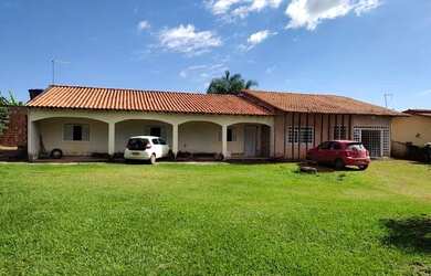 Imagem: A casa em condomínio possui 4 Dormitórios, 3 Banheiros, 300m²