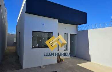 Imagem: A casa possui 3 Dormitórios, 1 Banheiro, 2 Vagas na garagem