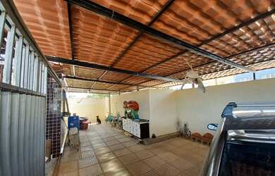 Imagem: A casa em condomínio possui 3 Dormitórios, 1 Banheiro, 3 Vagas