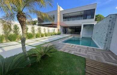 Imagem: A casa em condomínio possui 5 Dormitórios, 5 Banheiros e 360m²