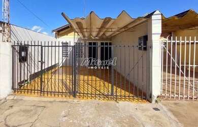 Imagem: A casa possui 3 Dormitórios, 2 Banheiros, 2 Vagas na garagem