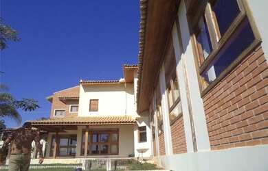 Imagem: A casa possui 5 Dormitórios, 5 Banheiros, 572m² de Área e