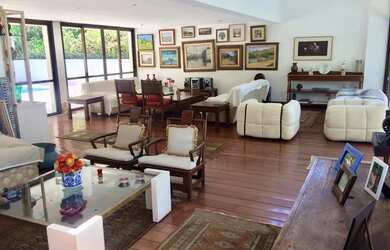 Imagem: A casa possui 4 Dormitórios, 5 Banheiros, 4 Vagas na garagem