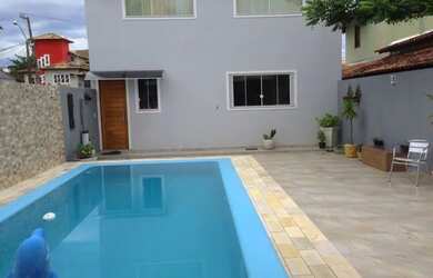 Imagem: A casa possui 3 Dormitórios, 3 Banheiros, 2 Vagas na garagem