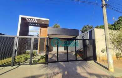 Imagem: A casa possui 3 Dormitórios, 2 Banheiros, 2 Vagas na garagem