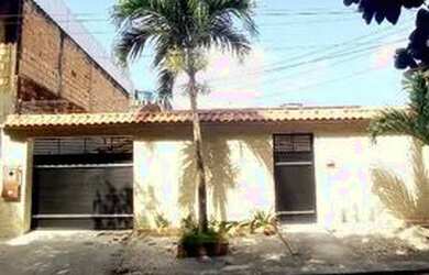 Imagem: A casa possui 3 Dormitórios, 1 Banheiro, 5 Vagas na garagem