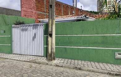 Imagem: A casa possui 3 Dormitórios, 2 Banheiros e está localizado