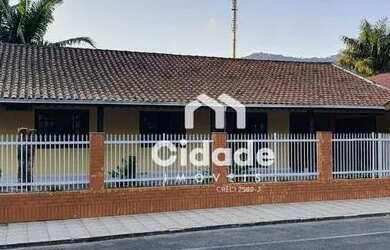 Imagem: A casa possui 4 Dormitórios, 2 Banheiros, 1 Vaga na garagem