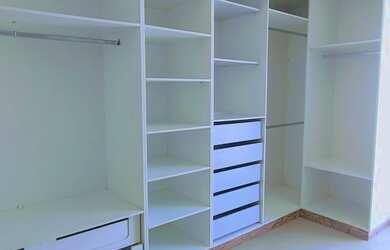 Imagem: A casa em condomínio possui 4 Dormitórios, 5 Banheiros, 3