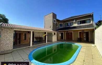 Imagem: A casa possui 4 Dormitórios, 3 Banheiros, 2 Vagas na garagem