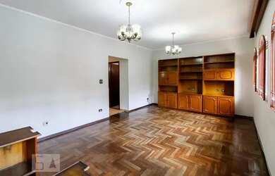 Imagem: A casa possui 3 Dormitórios, 5 Banheiros, 2 Vagas na garagem