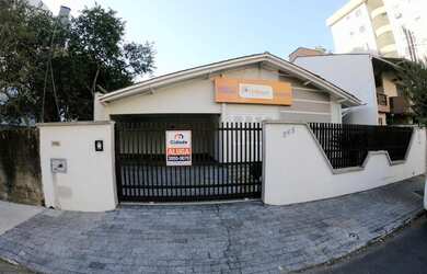 Imagem: A casa possui 4 Dormitórios, 2 Banheiros, 2 Vagas na garagem