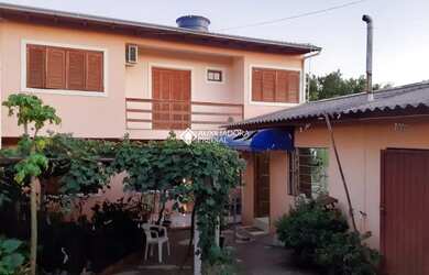 Imagem: A casa possui 3 Dormitórios, 1 Banheiro, 2 Vagas na garagem