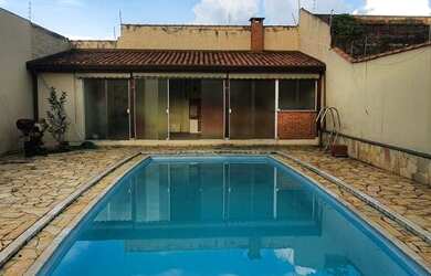 Imagem: A casa possui 3 Dormitórios, 5 Banheiros, 320m² de Área e