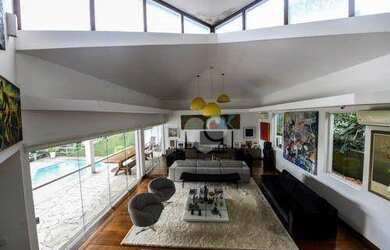 Imagem: A casa em condomínio possui 4 Dormitórios, 5 Banheiros, 3