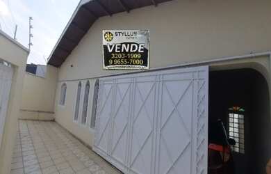 Imagem: A casa possui 4 Dormitórios, 2 Banheiros, 3 Vagas na garagem