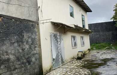 Imagem: A casa possui 2 Dormitórios, 2 Banheiros, 2 Vagas na garagem