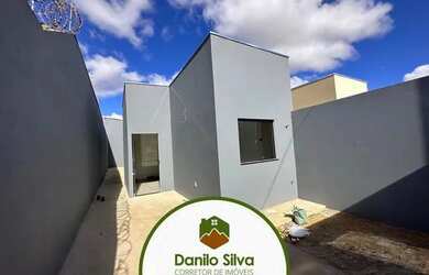 Imagem: A casa possui 3 Dormitórios, 1 Banheiro, 2 Vagas na garagem