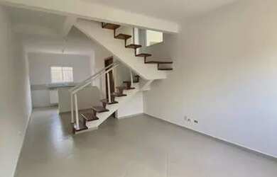 Imagem: A casa possui 2 Dormitórios, 2 Banheiros, 2 Vagas na garagem