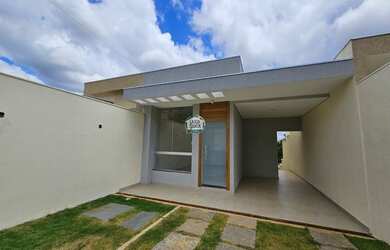 Imagem: A casa possui 3 Dormitórios, 2 Banheiros, 2 Vagas na garagem