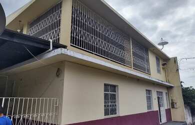 Imagem: A casa possui 4 Dormitórios, 3 Banheiros, 4 Vagas na garagem