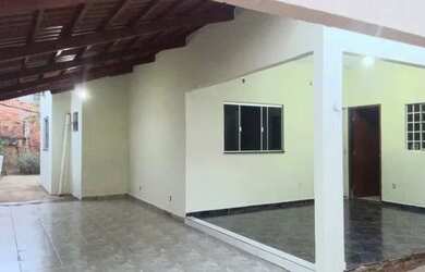 Imagem: A casa possui 2 Dormitórios, 1 Banheiro, 2 Vagas na garagem