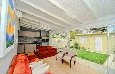 Imagem: A casa possui 2 Dormitórios, 3 Banheiros, 2 Vagas na garagem