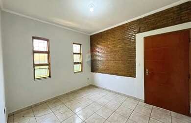 Imagem: A casa possui 2 Dormitórios, 1 Banheiro, 2 Vagas na garagem