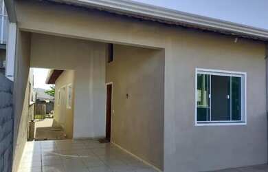 Imagem: A casa possui 2 Dormitórios, 1 Banheiro, 2 Vagas na garagem