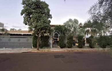 Imagem: A casa possui 4 Dormitórios, 1 Banheiro, 4 Vagas na garagem