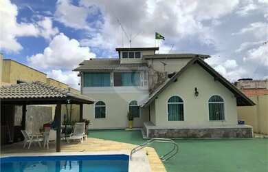 Imagem: A casa possui 4 Dormitórios, 4 Banheiros, 5 Vagas na garagem