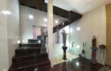 Imagem: A casa possui 4 Dormitórios, 4 Banheiros, 1 Vaga na garagem