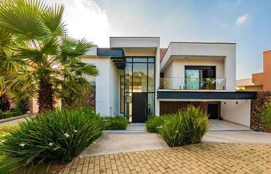 Imagem: A casa em condomínio possui 4 Dormitórios, 4 Banheiros, 4