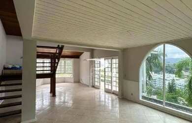 Imagem: A casa em condomínio possui 4 Dormitórios, 4 Banheiros, 4