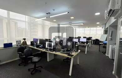 Imagem: O depósito possui 4 Vagas na garagem, 200m² de Área e está